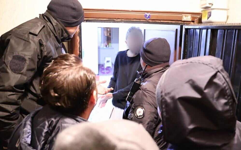 Komşuları 'kayıp' dedi! Adrese giden polis trip yedi: Yatmak da mı sorun ya? - 4. Resim