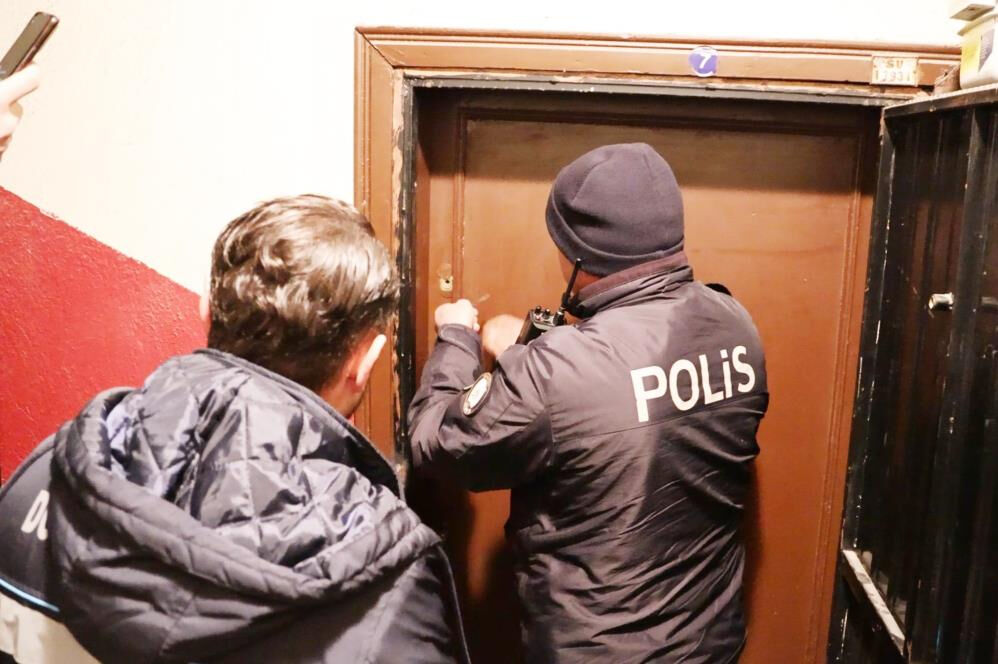 Komşuları 'kayıp' dedi! Adrese giden polis trip yedi: Yatmak da mı sorun ya? - 2. Resim