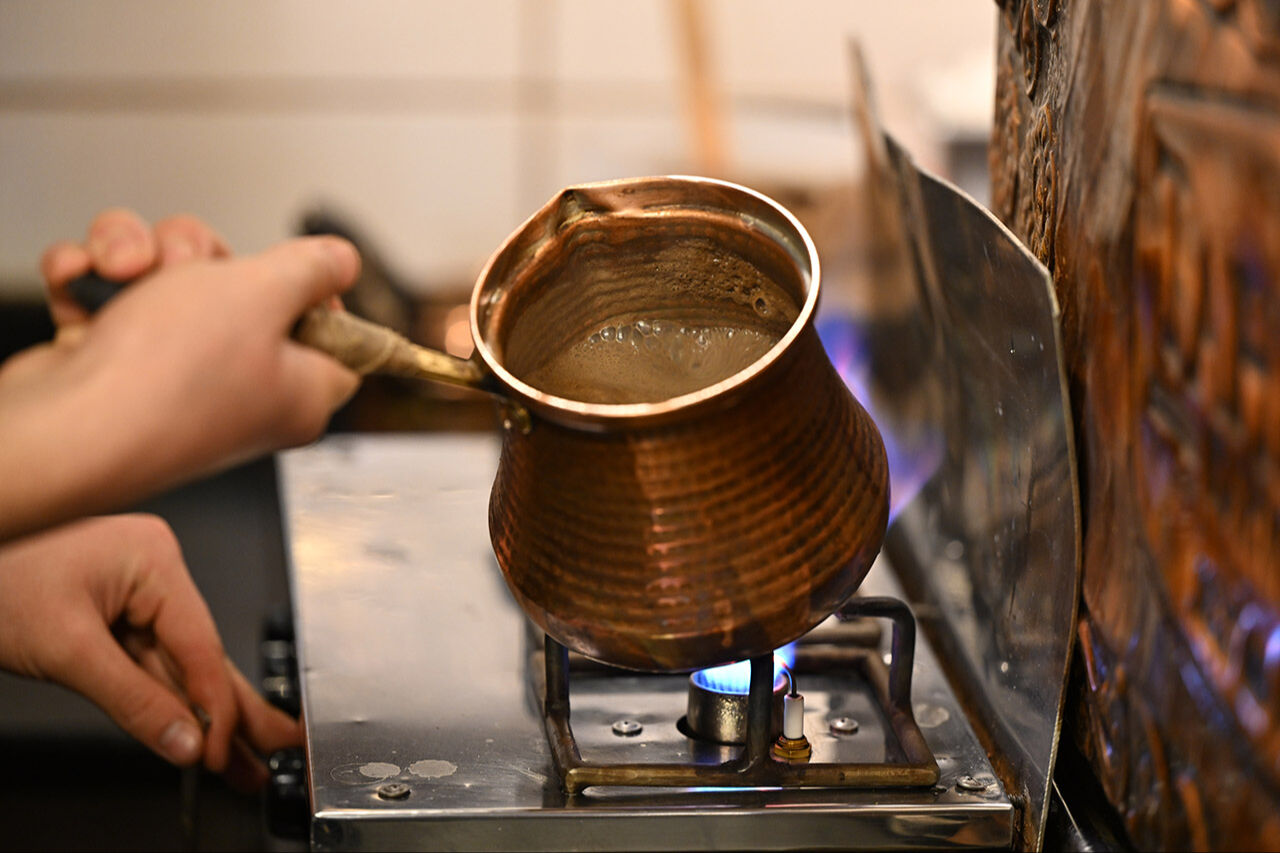Haberi duyan içmeye koştu! Menengiç kahvesi Gazianteplilerin yüzünü güldürdü Menengiç kahvesi Gazianteplilerin yüzünü güldürdü: Turistlerin ilgi odağı - 2. Resim