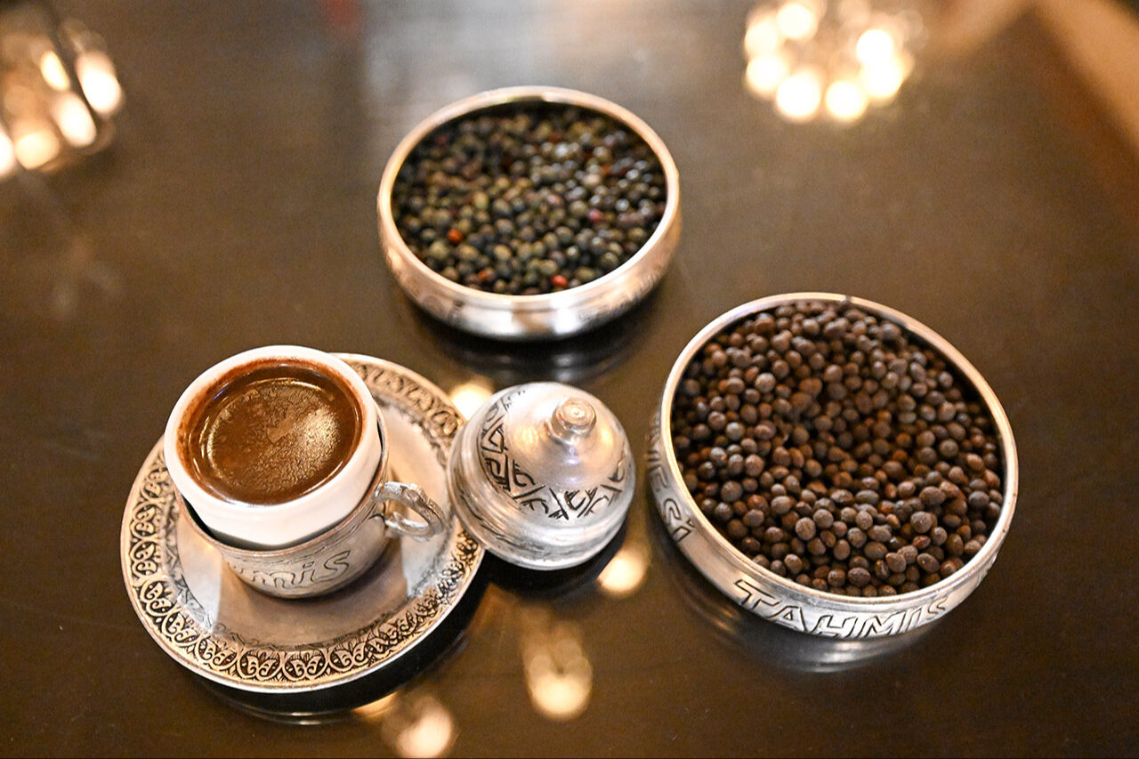 Haberi duyan içmeye koştu! Menengiç kahvesi Gazianteplilerin yüzünü güldürdü Menengiç kahvesi Gazianteplilerin yüzünü güldürdü: Turistlerin ilgi odağı - 5. Resim