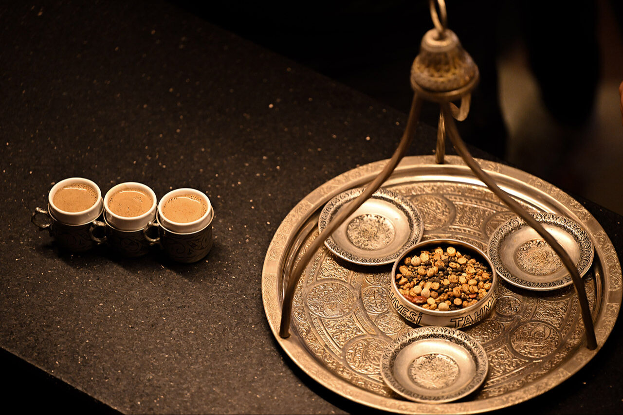 Haberi duyan içmeye koştu! Menengiç kahvesi Gazianteplilerin yüzünü güldürdü Menengiç kahvesi Gazianteplilerin yüzünü güldürdü: Turistlerin ilgi odağı - 4. Resim