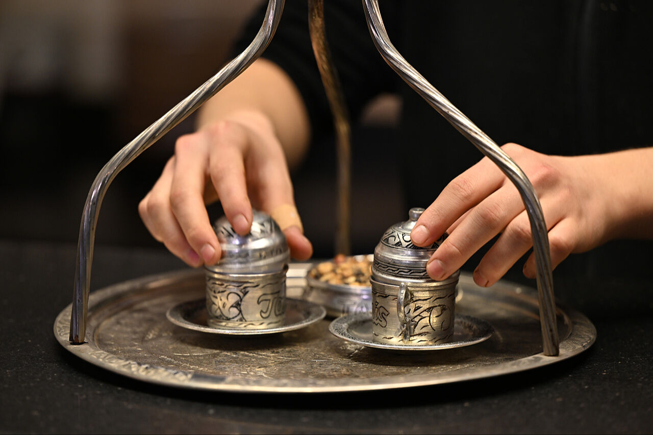 Haberi duyan içmeye koştu! Menengiç kahvesi Gazianteplilerin yüzünü güldürdü Menengiç kahvesi Gazianteplilerin yüzünü güldürdü: Turistlerin ilgi odağı - 1. Resim