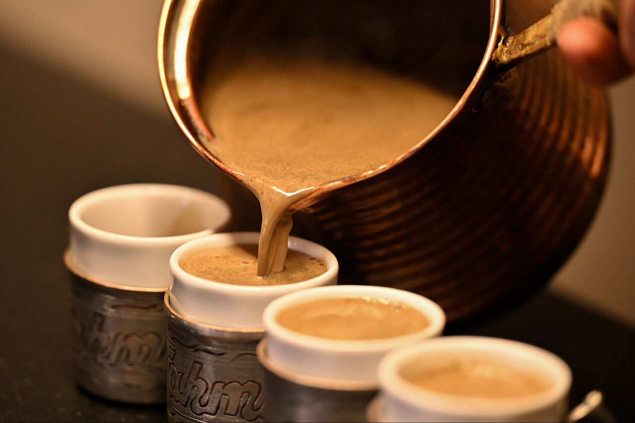 Haberi duyan içmeye koştu! Menengiç kahvesi Gazianteplilerin yüzünü güldürdü Menengiç kahvesi Gazianteplilerin yüzünü güldürdü: Turistlerin ilgi odağı - 3. Resim