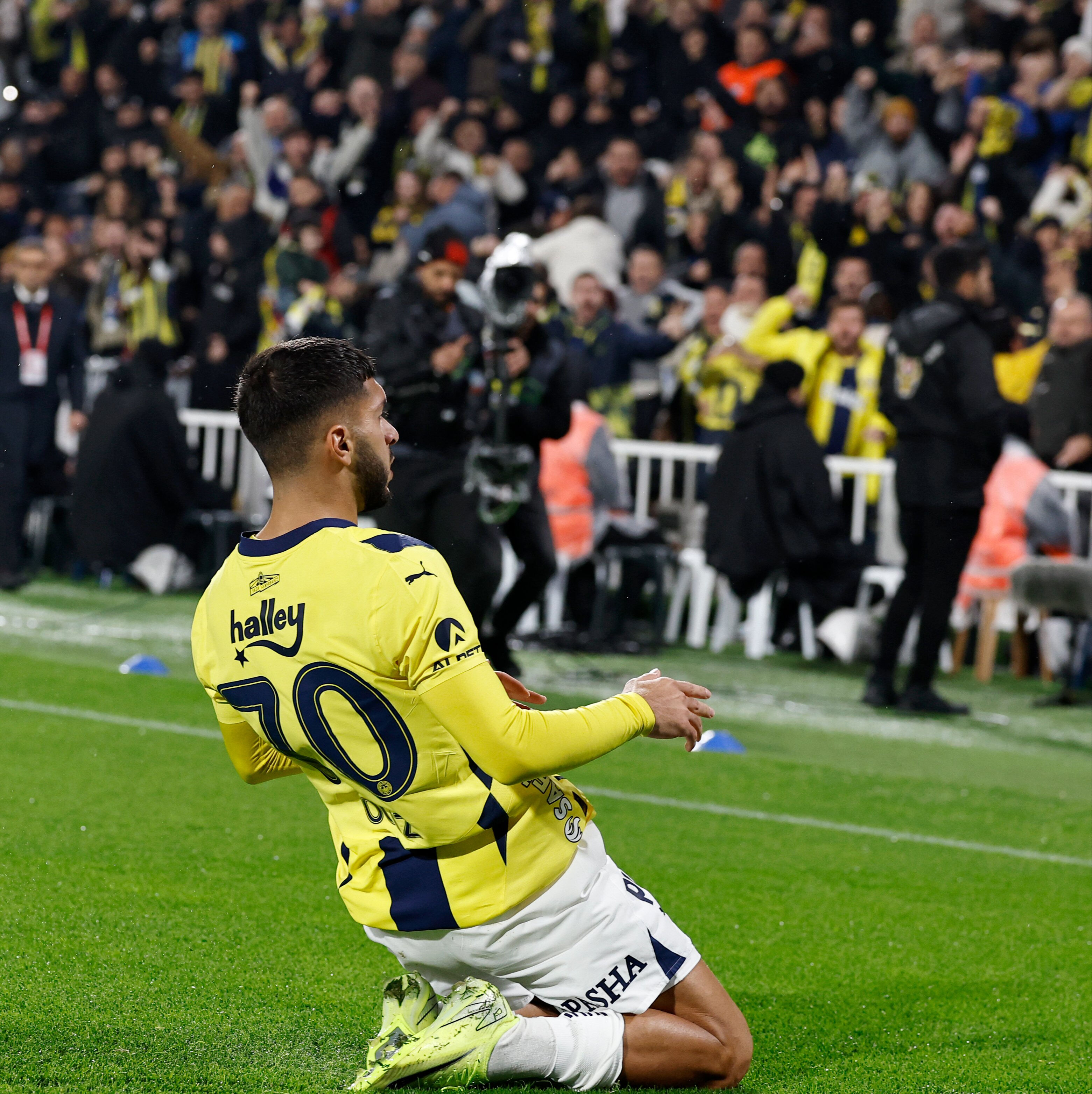 Oğuz Aydın kimdir, nereli, kaç yaşında, evli mi? Fenerbahçe'de Oğuz Aydın rüzgarı devam ediyor Oğuz Aydın kimdir, nereli, kaç yaşında, evli mi? Fenerbahçe'de Oğuz Aydın rüzgarı sürüyor  - 2. Resim