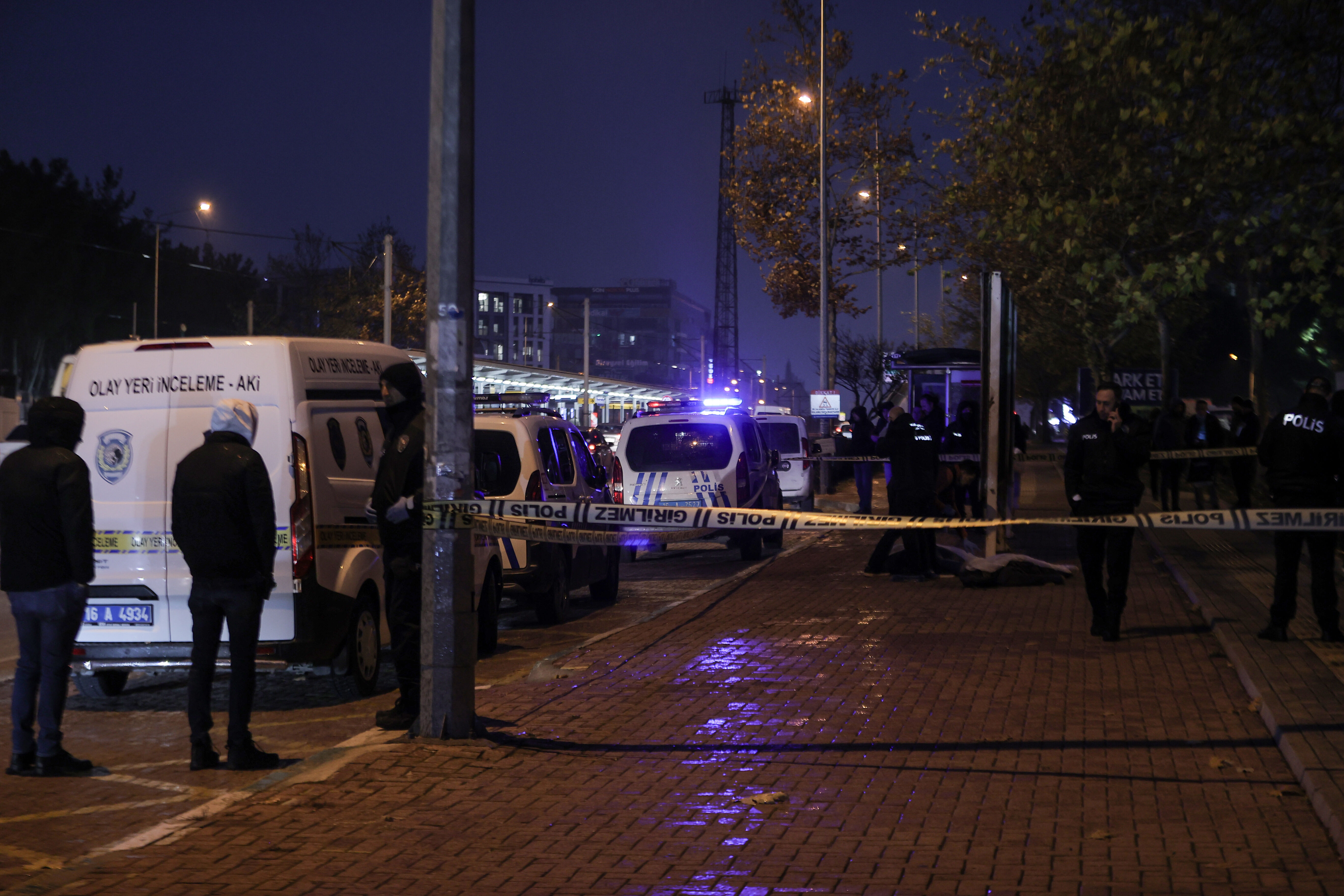 Otobüs durağında dehşet! Önce öldürdü, ardından intihar etti - 1. Resim