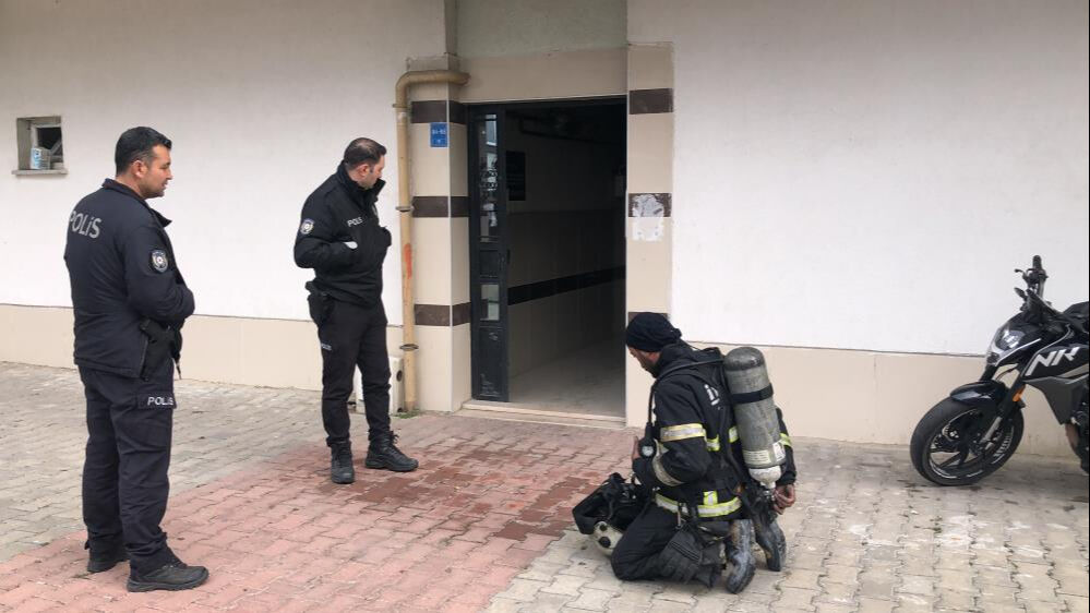 Tekirdağ'da yangın paniği! Bodrum kattaki evden çıkarılan 4 kişi hastanelik oldu - 1. Resim