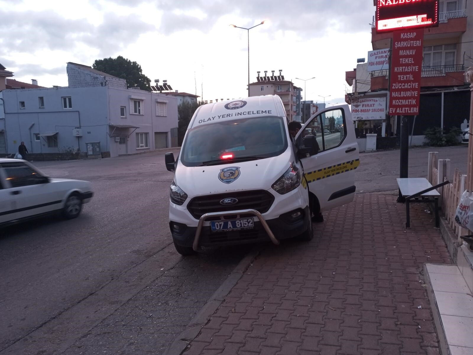 Antalya'da gece yarısı silahlı saldırı! Marketi hedef aldılar Antalya'da gece yarısı silahlı saldırı! Marketi hedef aldılar - 2. Resim