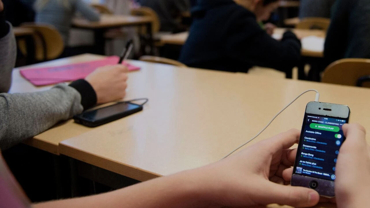 Bakan Tekin'in açıklamasıyla eğitimde yeni bir dönem mi başlıyor? Telefon yasağı, öğretmenleri de kapsayacak mı? Bakan Tekin'in açıklamasıyla eğitimde yeni bir dönem mi başlıyor? Telefon yasağı, öğretmenleri de kapsayacak mı? - 1. Resim