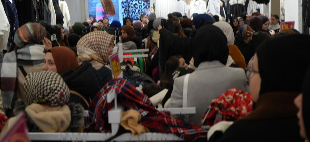 Bayburt'ta kadın giyim mağazasının yaptığı indirim nedeniyle izdiham oluştu! Saatlerce bekleyip h&uuml;cum ettiler - 3. Resim