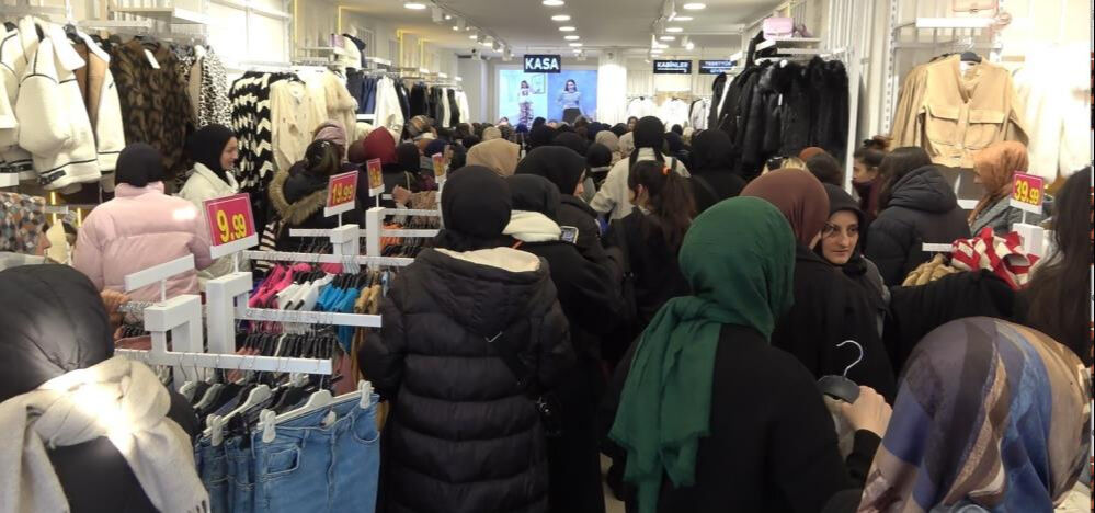 Bayburt'ta kadın giyim mağazasının yaptığı indirim nedeniyle izdiham oluştu! Saatlerce bekleyip h&uuml;cum ettiler - 4. Resim