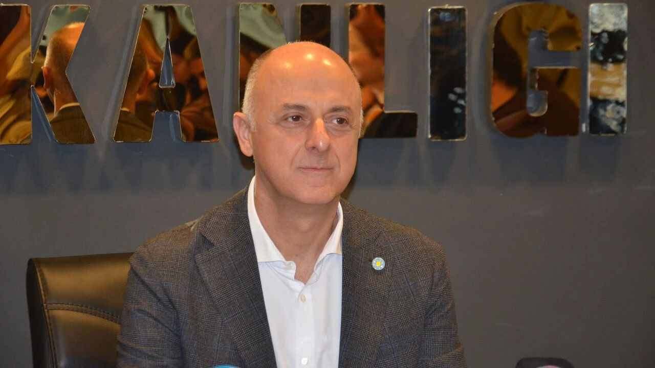 CHP rozetini taktı: Ümit Özlale kimdir, nereli, kaç yaşında? - 1. Resim