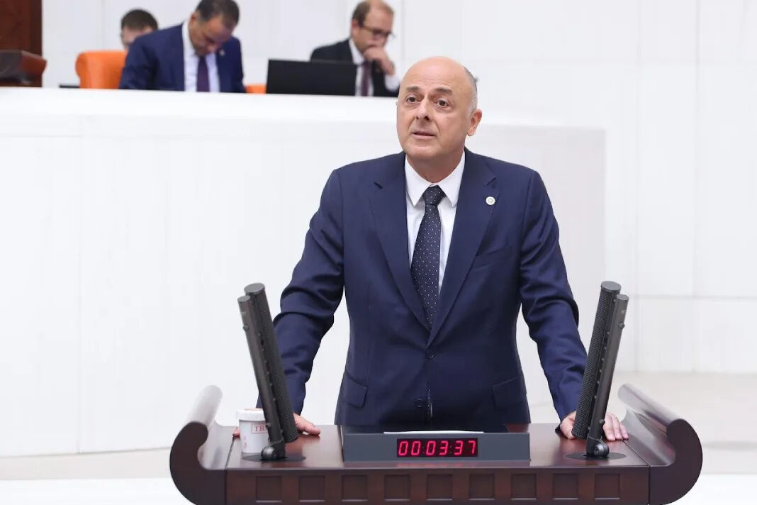 CHP rozetini taktı: Ümit Özlale kimdir, nereli, kaç yaşında? - 3. Resim