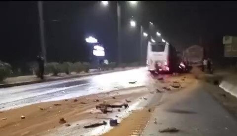 Denizli'de yolcu otobüsü tıra çarptı! 1 ölü, çok sayıda yaralı var Denizli'de yolcu otobüsü tıra çarptı! 1 ölü, çok sayıda yaralı var - 1. Resim