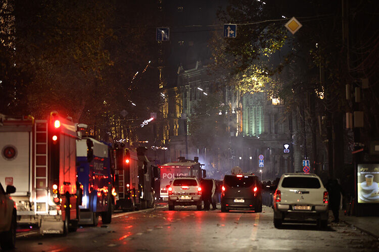 Gürcistan'da göstericiler dağılmaya başladı! Cumhurbaşkanı'ndan polis müdahalesine tepki - 2. Resim