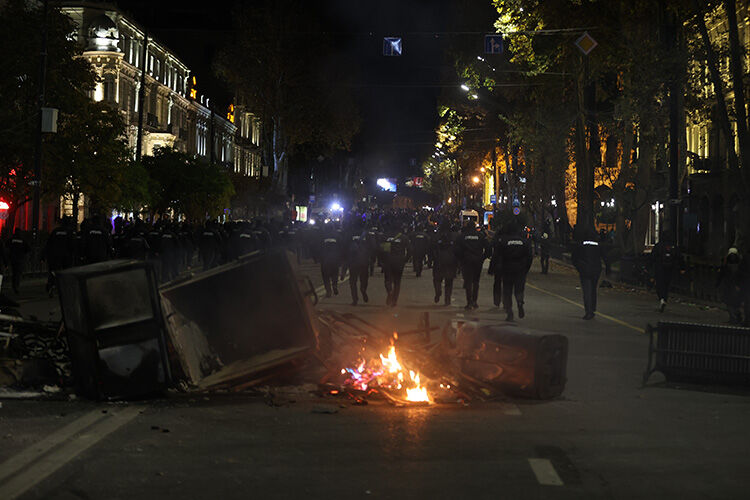 Gürcistan'da göstericiler dağılmaya başladı! Cumhurbaşkanı'ndan polis müdahalesine tepki - 1. Resim