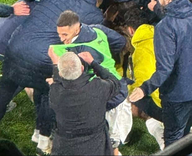 Herkes gole sevinirken Mourinho'dan olay hareket! Mert Müldür'ü yaka paça çekti... - 4. Resim