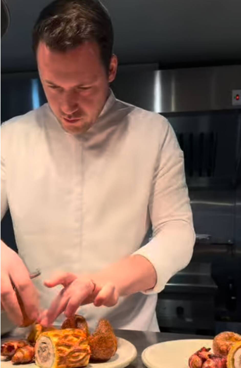 Michelin yıldızlı şefe büyük vurgun! 1 tonluk turtasını çalan hırsızlara çağrıda bulundu Michelin yıldızlı şefe büyük vurgun! 1 tonluk turtasını çalan hırsızlara çağrıda bulundu - 2. Resim