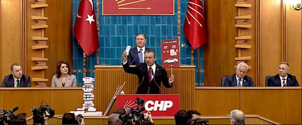 Özgür Özel'den grup toplantısında para kulesi! Para sayma görüntülerine böyle cevap verdi - 1. Resim