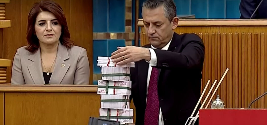 Özgür Özel'den grup toplantısında para kulesi! Para sayma görüntülerine böyle cevap verdi - 3. Resim