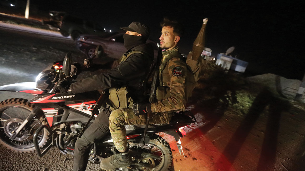 Suriye'de muhalifler Esad rejimini devirmek için ilerliyor! Her yere Türk bayrağı asıyorlar - 2. Resim