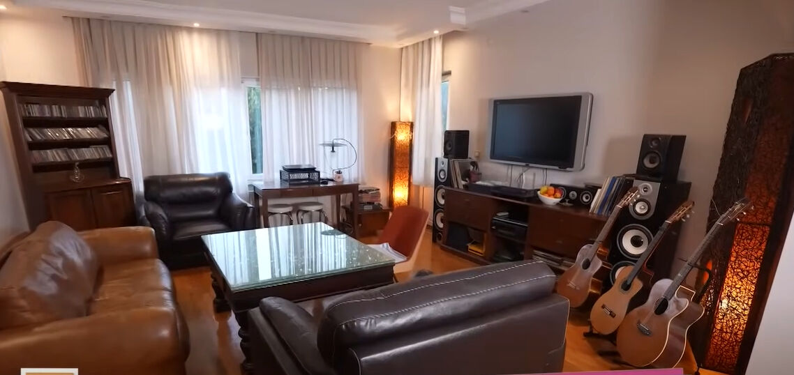 Ünlü şarkıcı Ege 2+1 evinin kapılarını ilk kez açtı! Mütevazı evi dikkatlerden kaçmadı - 1. Resim