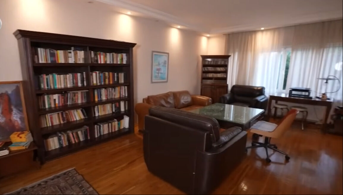 Ünlü şarkıcı Ege 2+1 evinin kapılarını ilk kez açtı! Mütevazı evi dikkatlerden kaçmadı - 2. Resim