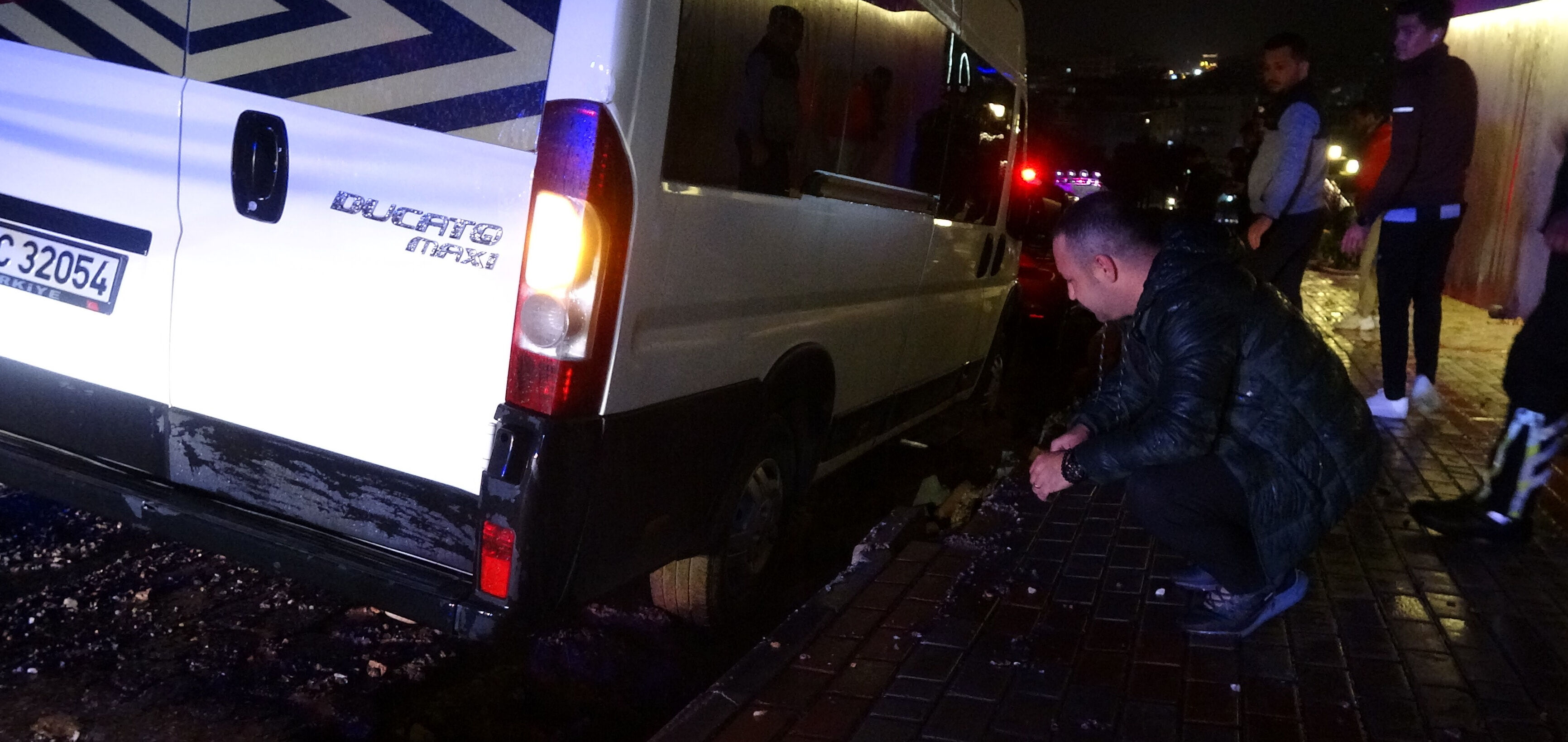 Yol çöktü, seyir halindeki 3 araç çukura düştü - 1. Resim