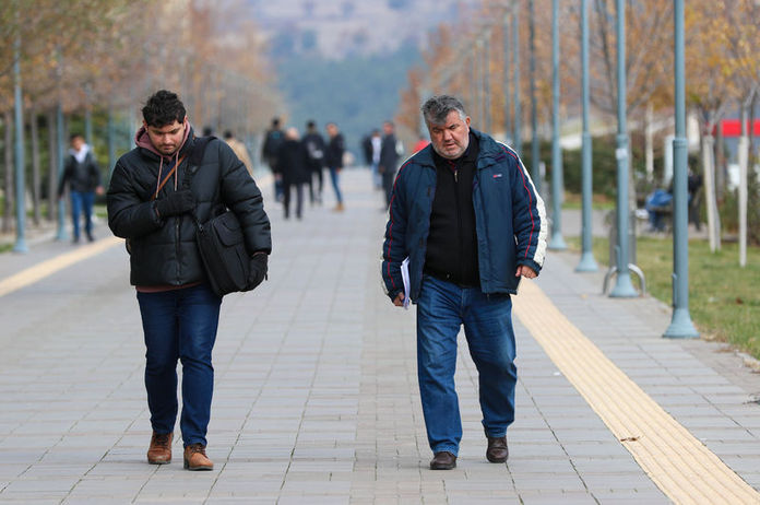 Yürekleri ısıtan baba oğul hikayesi... Zihinsel engelli oğlu için 35 yıl sonra yeniden üniversiteli oldu - 1. Resim