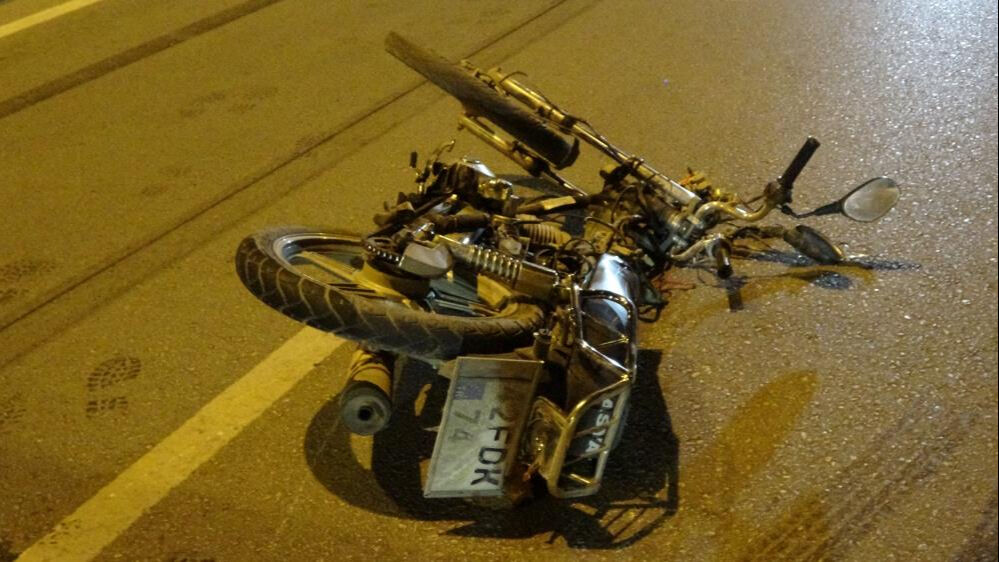Adana'daki kazada motosiklet sürücüsü öldü! Yakınları çarpan aracı paramparça etti - 2. Resim