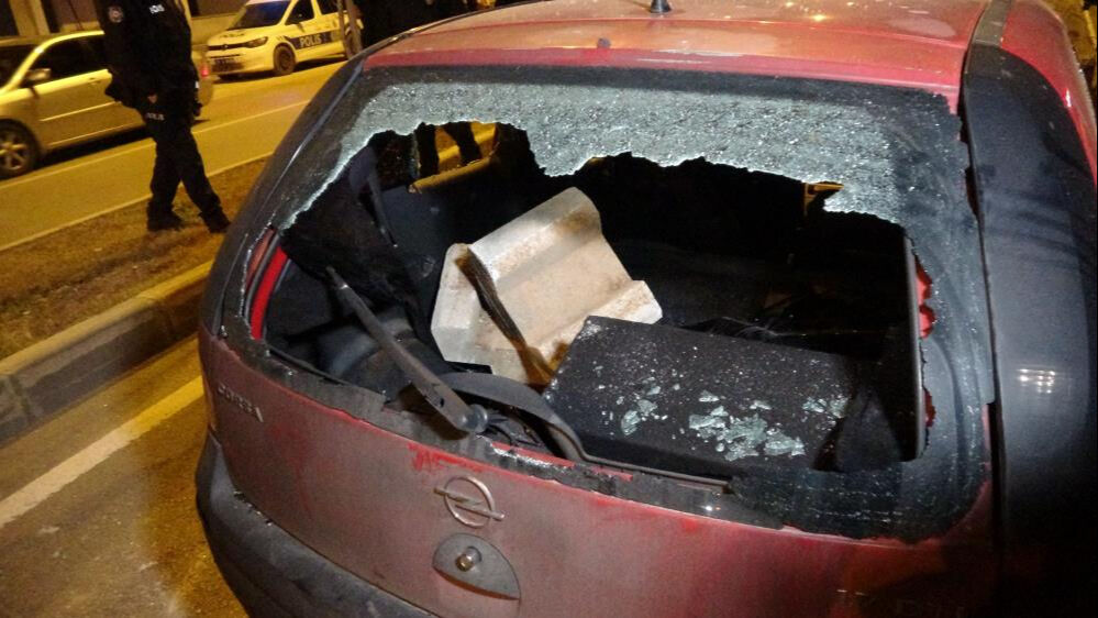 Adana'daki kazada motosiklet sürücüsü öldü! Yakınları çarpan aracı paramparça etti - 5. Resim