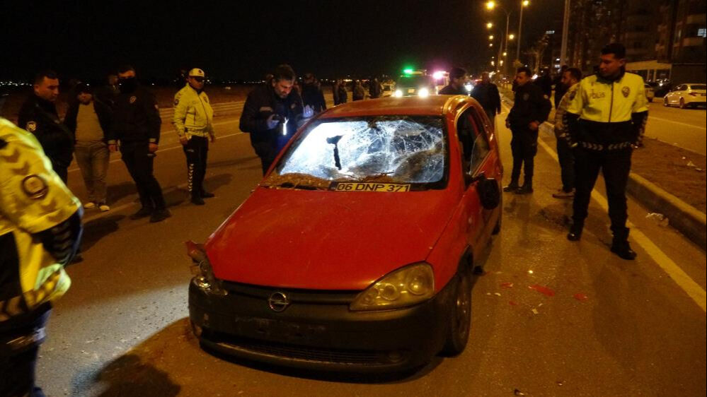 Adana'daki kazada motosiklet sürücüsü öldü! Yakınları çarpan aracı paramparça etti - 1. Resim