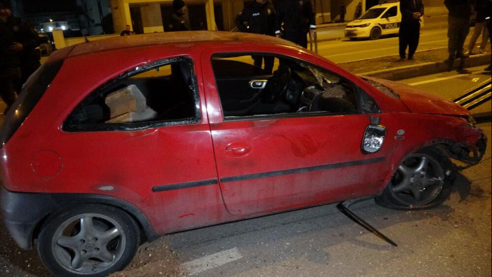 Adana'daki kazada motosiklet sürücüsü öldü! Yakınları çarpan aracı paramparça etti - 4. Resim