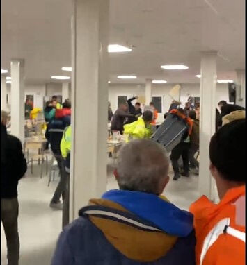 Akkuyu NGS'de işçiler birbirine girdi, masa ve sandalyeler havada uçuştu - 1. Resim