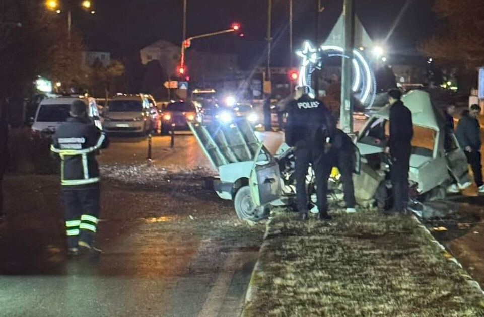 Aydınlatma direğine çarpan otomobil ikiye bölündü! 2 kişi ağır yaralandı - 1. Resim