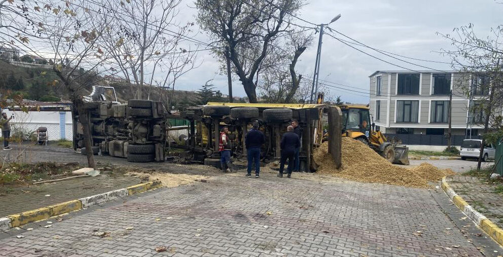 Beylikdüzü'ndeki İSKİ çalışmasında yol çöktü! Hafriyat kamyonu çukura devrildi - 1. Resim