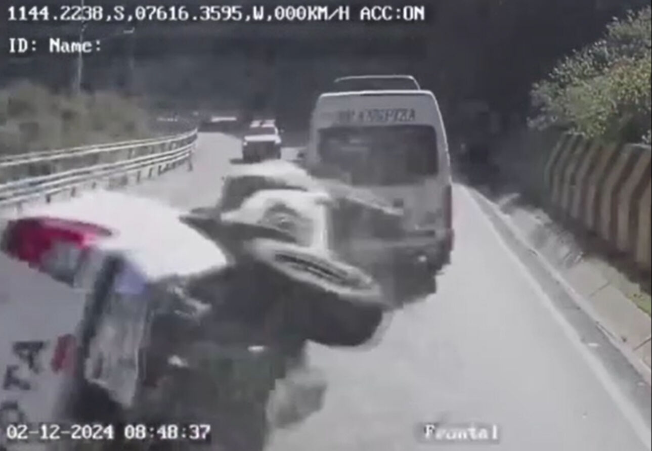 Dev kaya aracın üzerine düştü! Korkunç kaza anı kamerada - 1. Resim