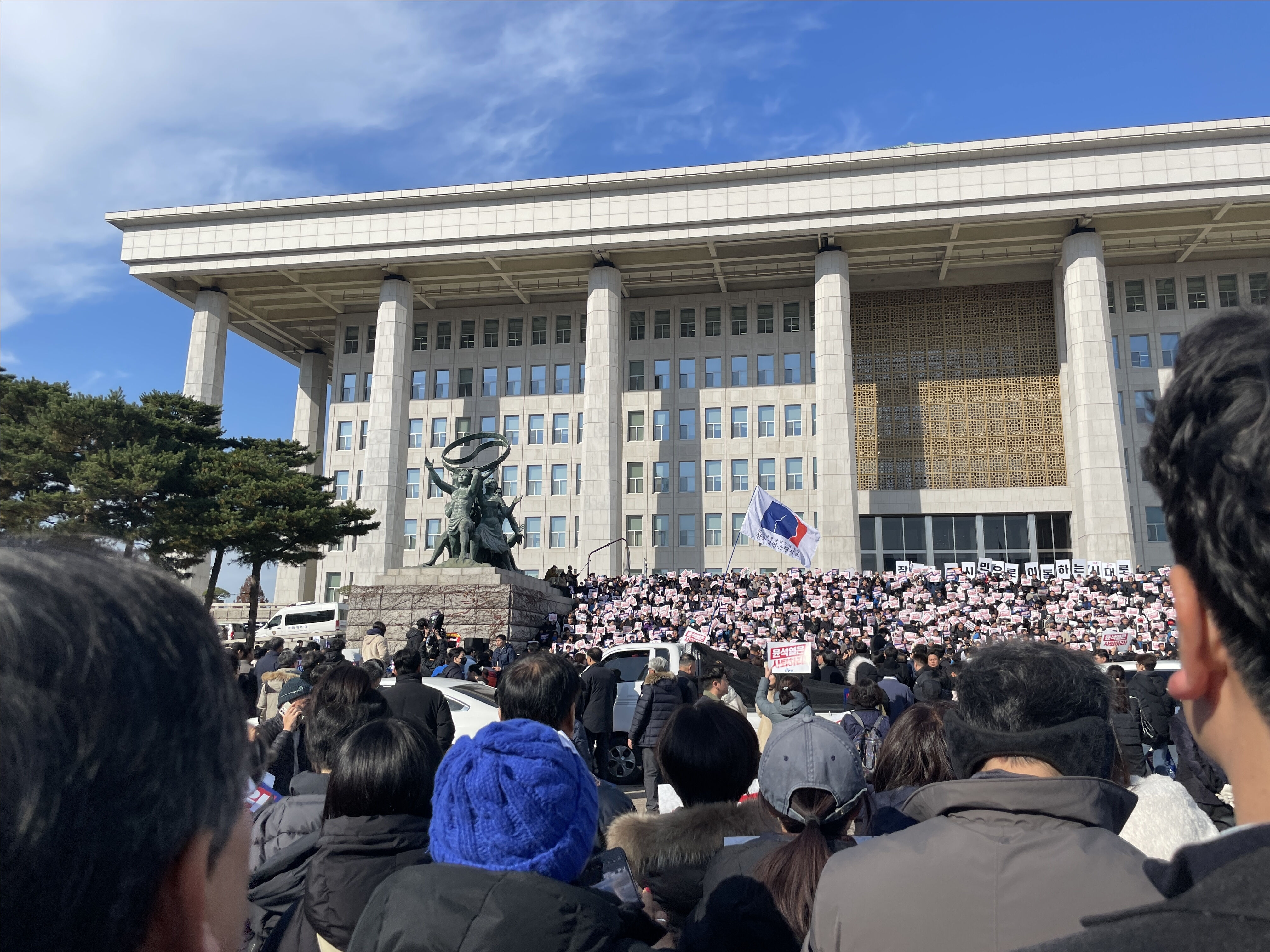 Güney Kore'de 6 saatlik siyasi kaos! Cumhurbaşkanı Yoon için istifa önergesi - 2. Resim