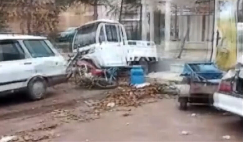 Isparta'da freni boşalan kamyon ortalığı savaş alanına çevirdi - 1. Resim