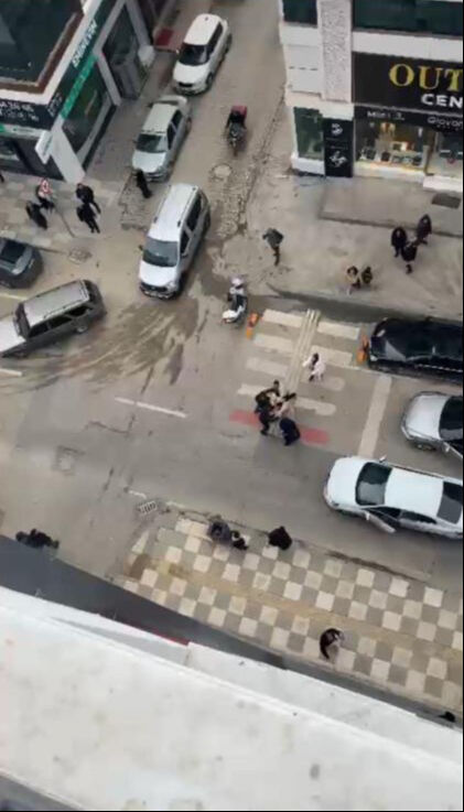 Kadınların yol verme kavgası anbean kaydedildi: Hayrete düşüren o anlar... - 1. Resim