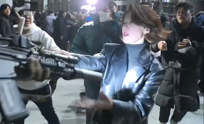 Korkusuzca askerin silahını kaptı! Koreli kadın o anları anlattı: Bir an bile düşünmedim - 1. Resim