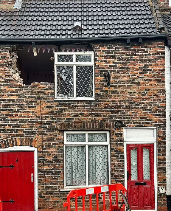 Köşeyi dönemeyen kamyon faciayı beraberinde getirdi! Ev sahibini şoke etti - 2. Resim