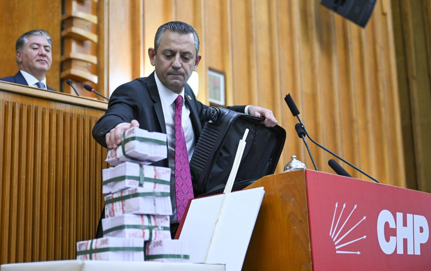 MHP'den, para kulesi yapıp  MHP'den, para kulesi yapıp