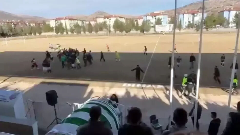 Sahada tekme ve yumruklar havada uçuştu! Amatör maçta tam 14 kırmızı kart çıktı - 1. Resim