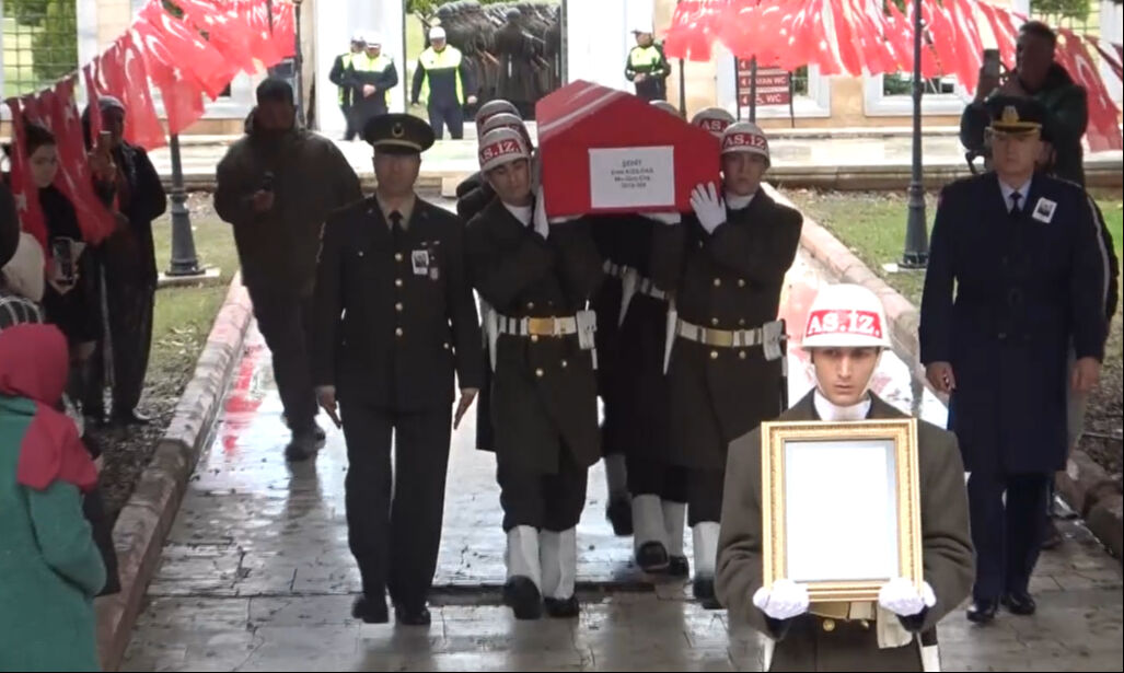 Şehit Eren Kızıldağ'ın eşinin ağıdı yürekleri dağladı! Cenaze töreninde ayakta duramadı - 2. Resim