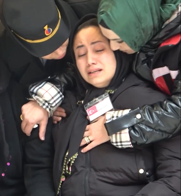 Şehit Eren Kızıldağ'ın eşinin ağıdı yürekleri dağladı! Cenaze töreninde ayakta duramadı - 5. Resim