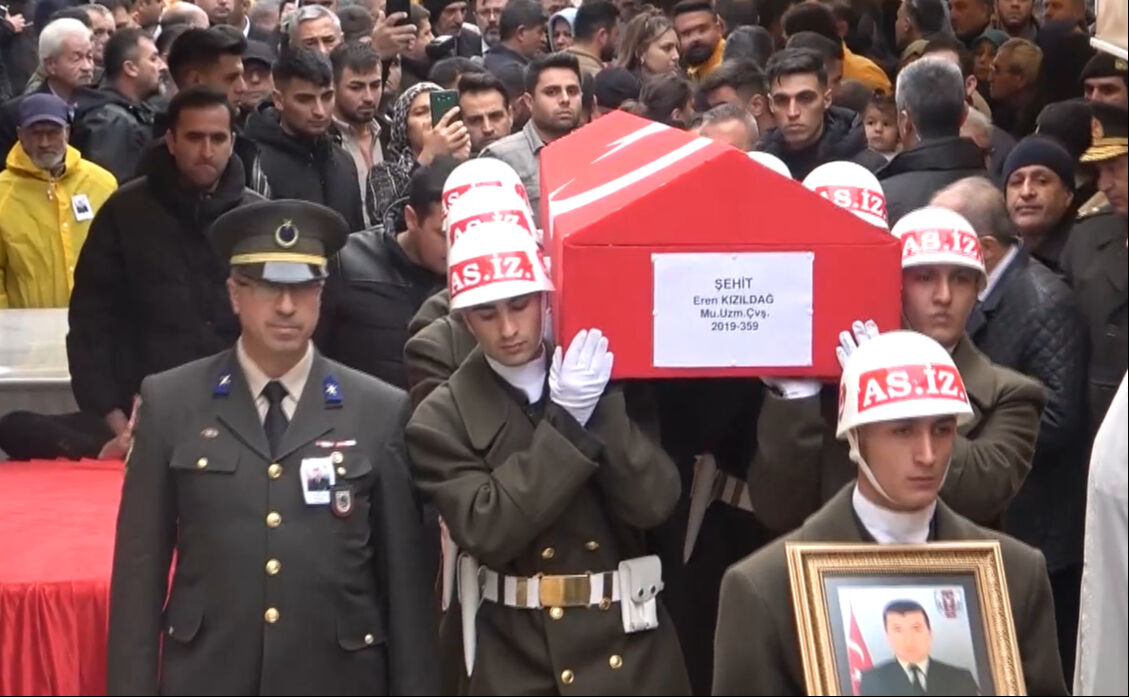 Şehit Eren Kızıldağ'ın eşinin ağıdı yürekleri dağladı! Cenaze töreninde ayakta duramadı - 3. Resim
