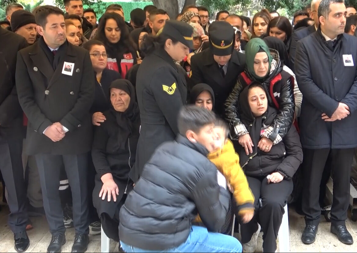 Şehit Eren Kızıldağ'ın eşinin ağıdı yürekleri dağladı! Cenaze töreninde ayakta duramadı - 4. Resim