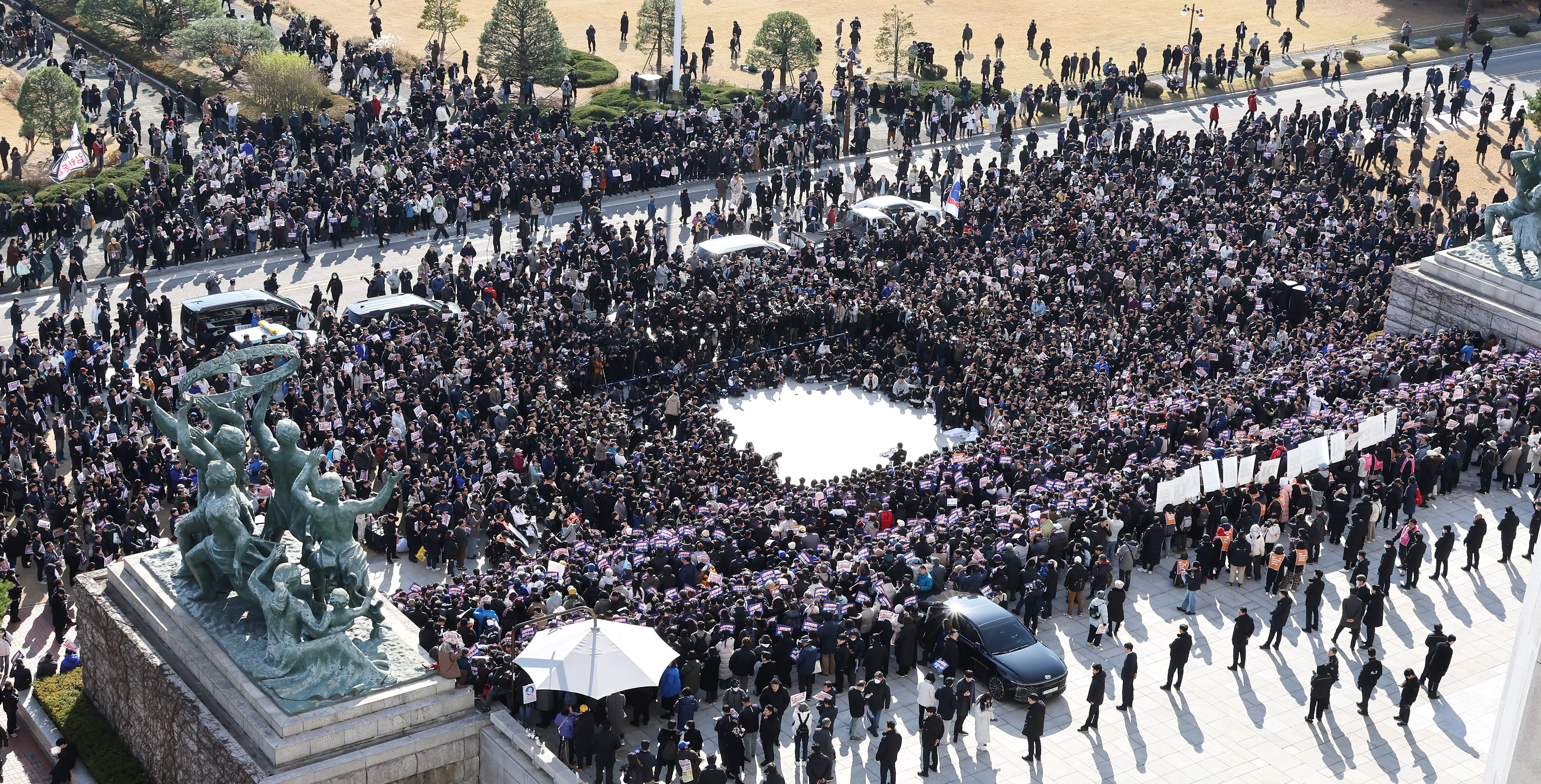 Sıkıyönetim kaosu sürüyor! Güney Kore'de ilk istifa geldi - 1. Resim