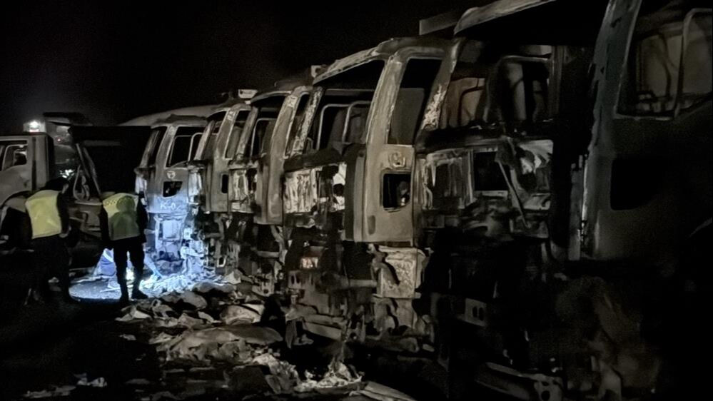 Tokat'ta taş ocağında çıkan yangın kontrol altına alındı! Çok sayıda kamyon kül oldu - 2. Resim