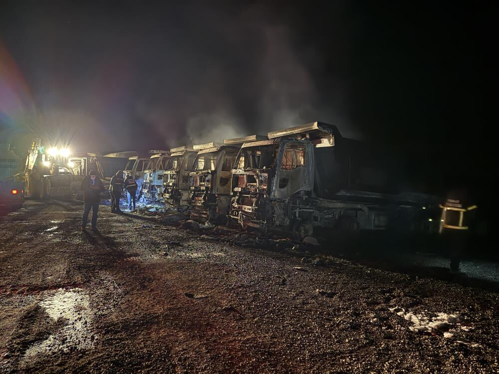 Tokat'ta taş ocağında çıkan yangın kontrol altına alındı! Çok sayıda kamyon kül oldu - 3. Resim